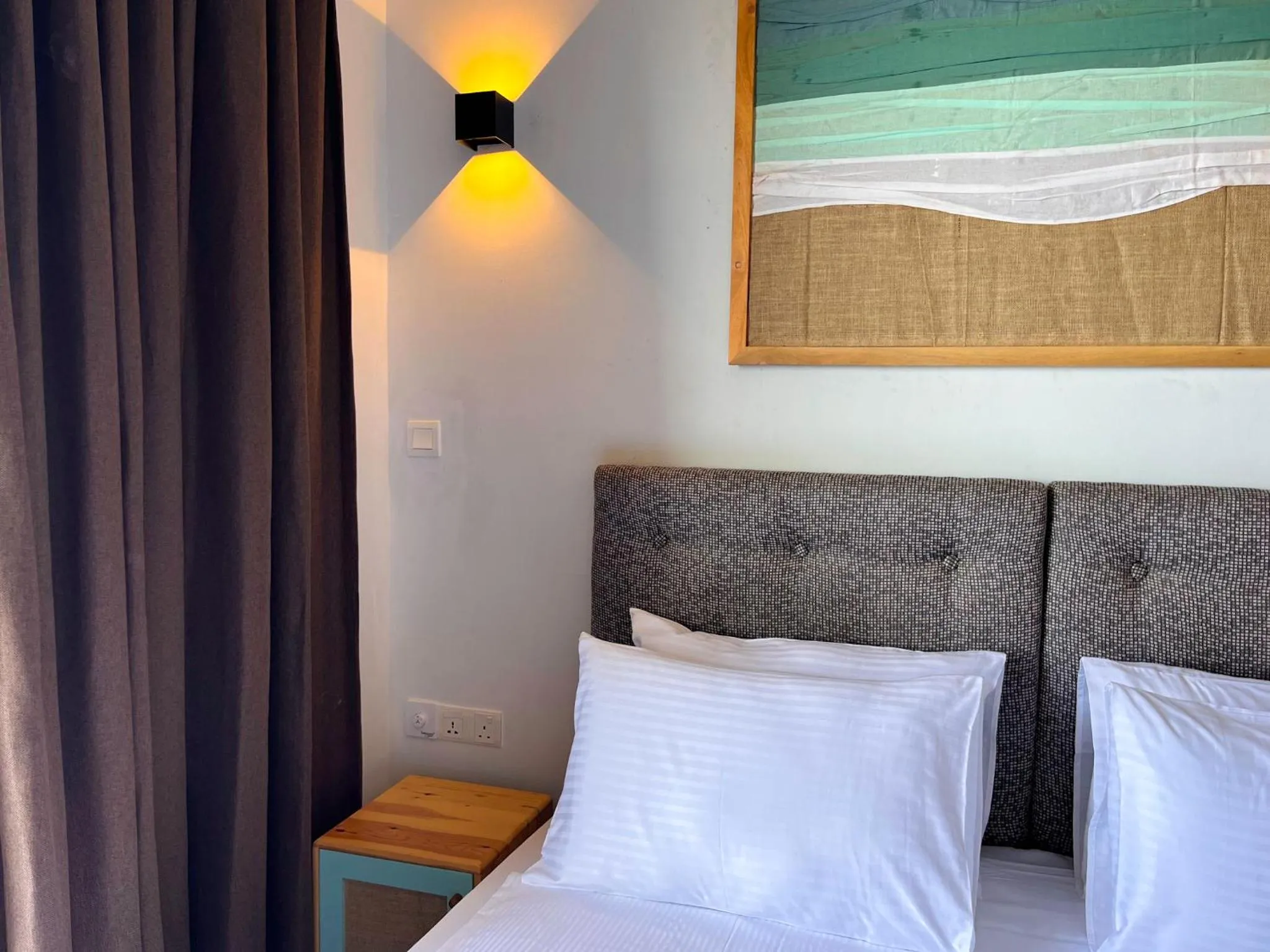 Bed in Moi Induruwa by DBI