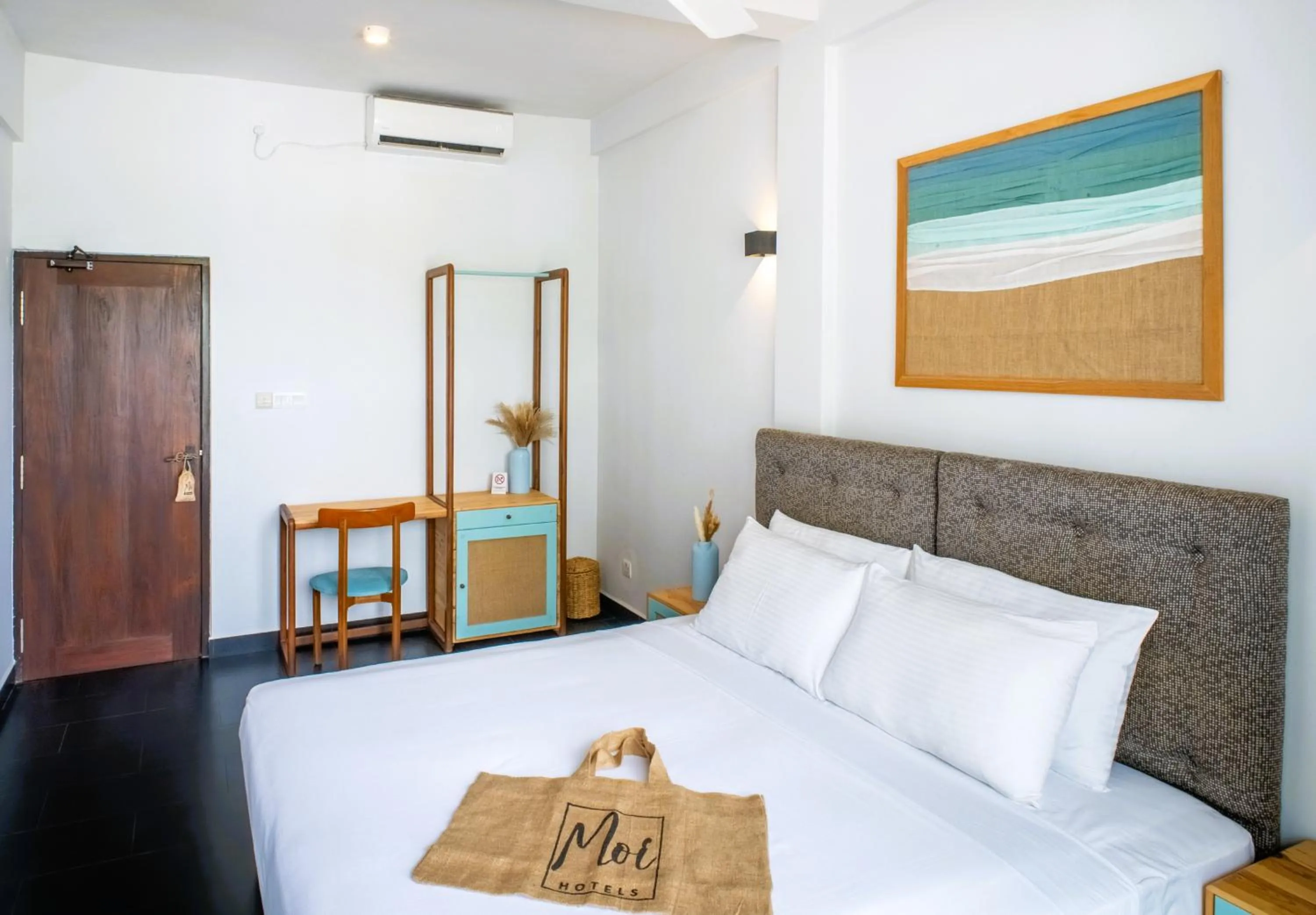 Bedroom, Bed in Moi Induruwa by DBI