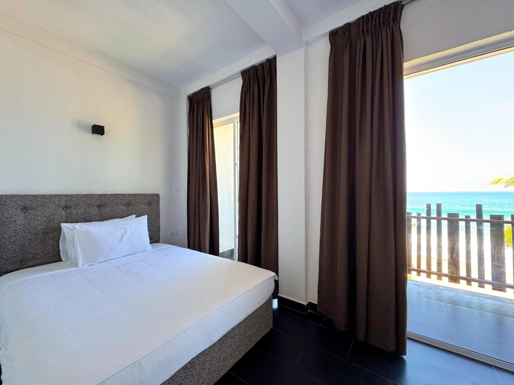 Bed in Moi Induruwa by DBI