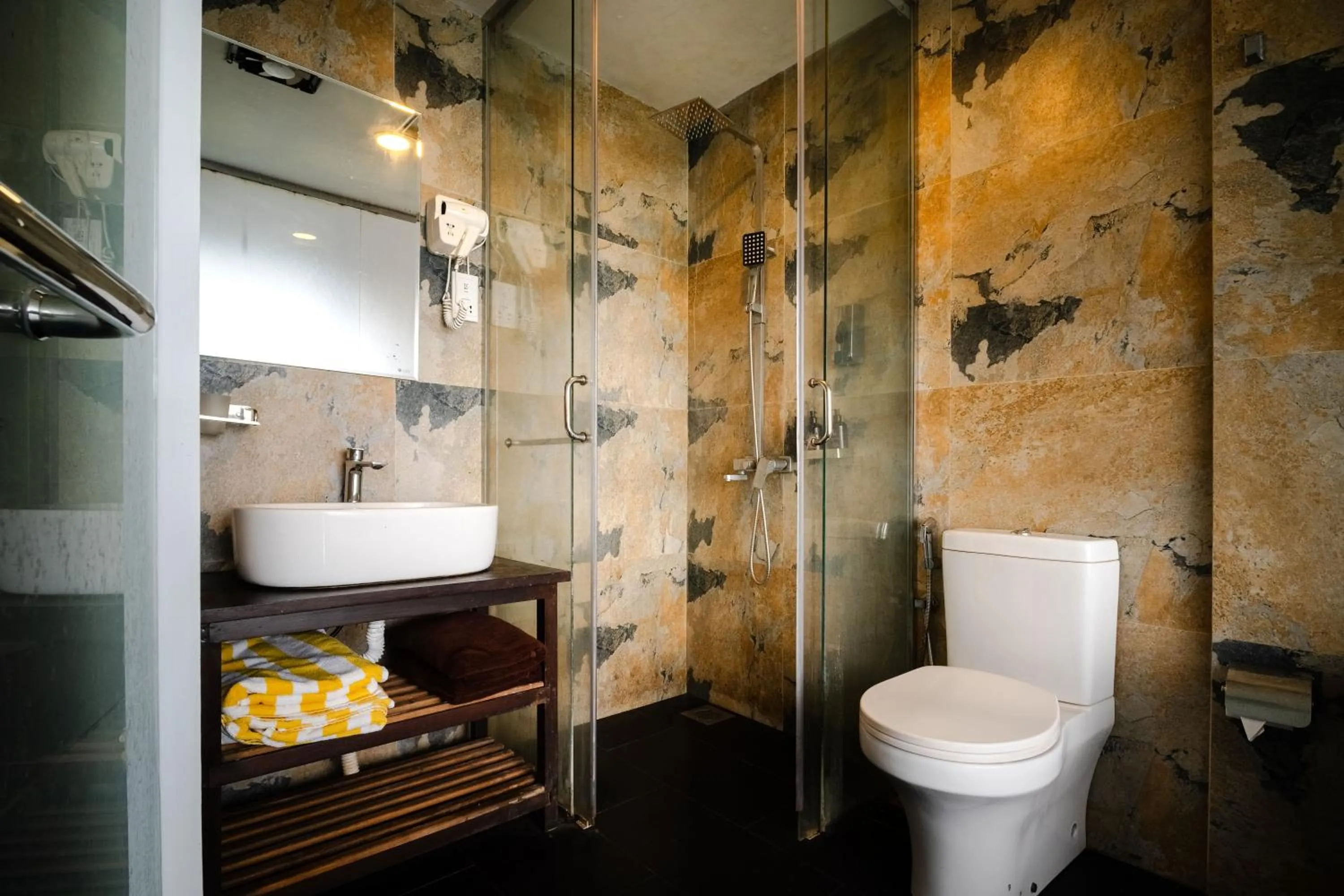 Bathroom in Moi Induruwa by DBI