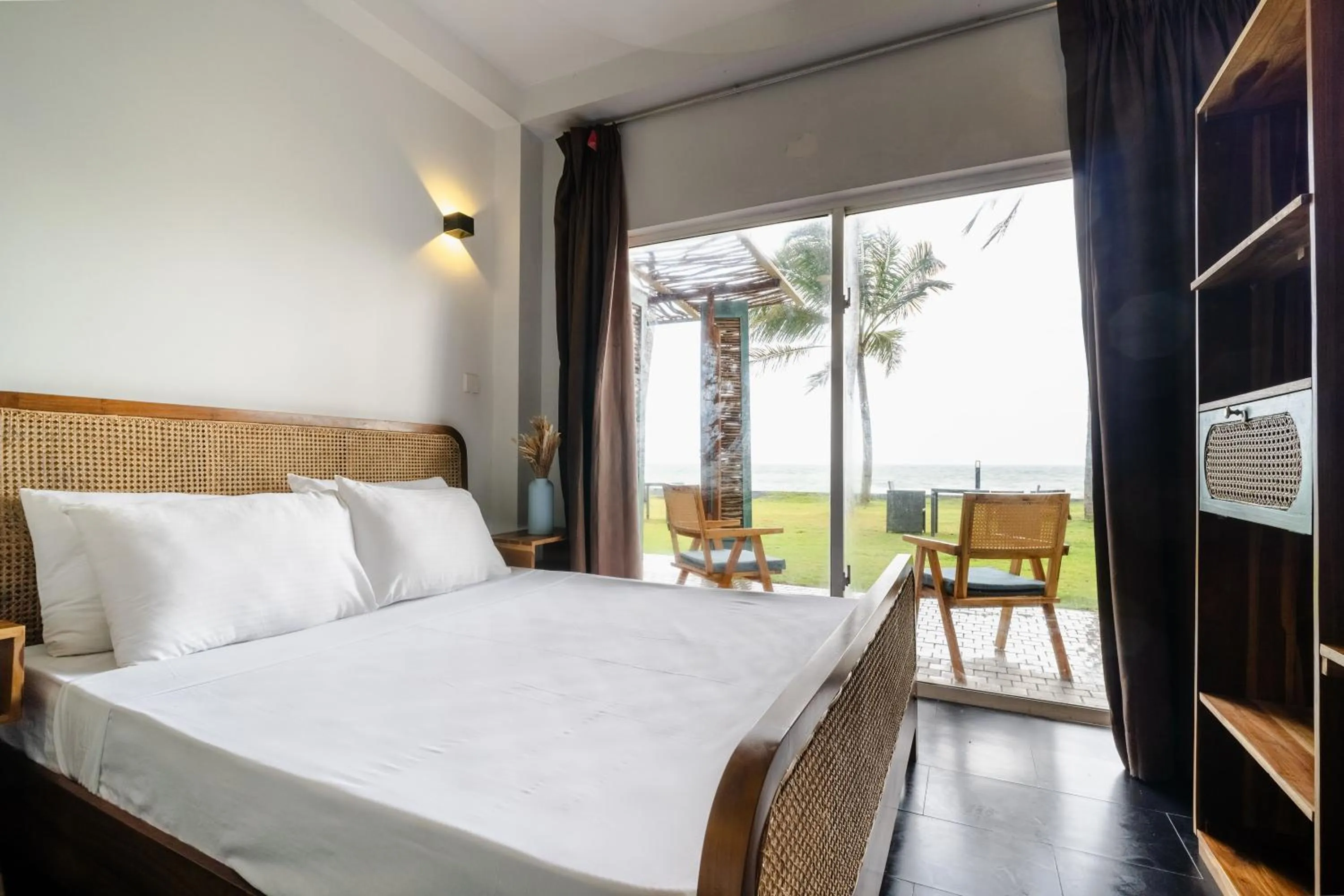 Bed in Moi Induruwa by DBI