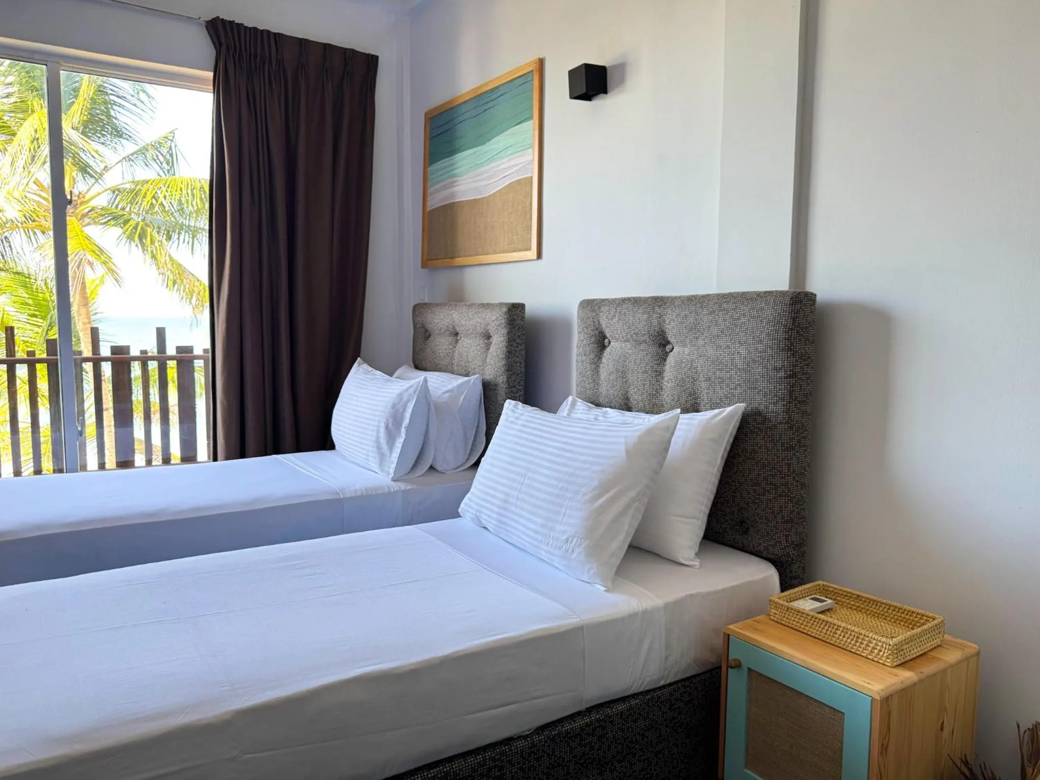 Bed in Moi Induruwa by DBI