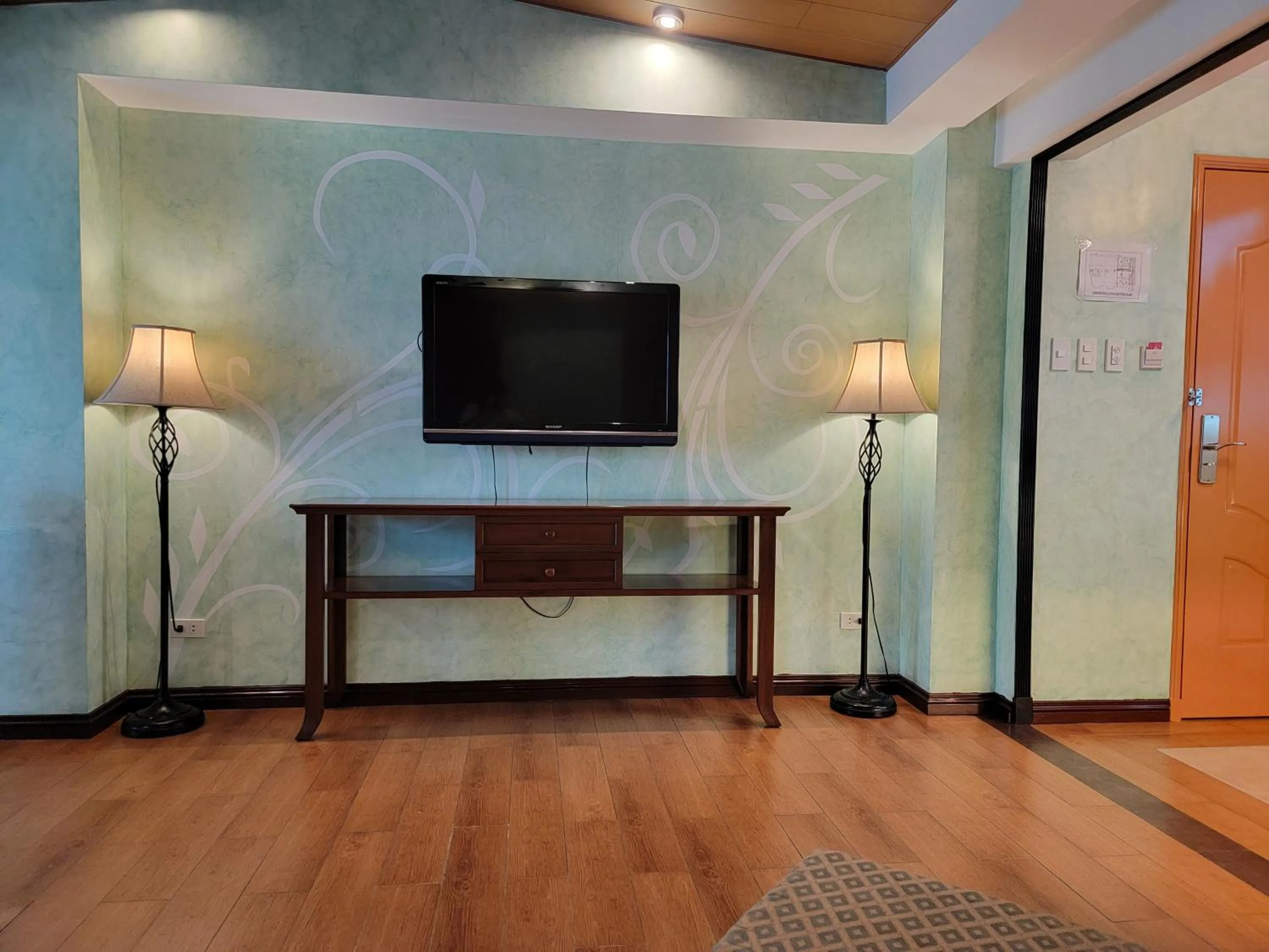 TV and multimedia in Lee Boutique Hotel Tagaytay