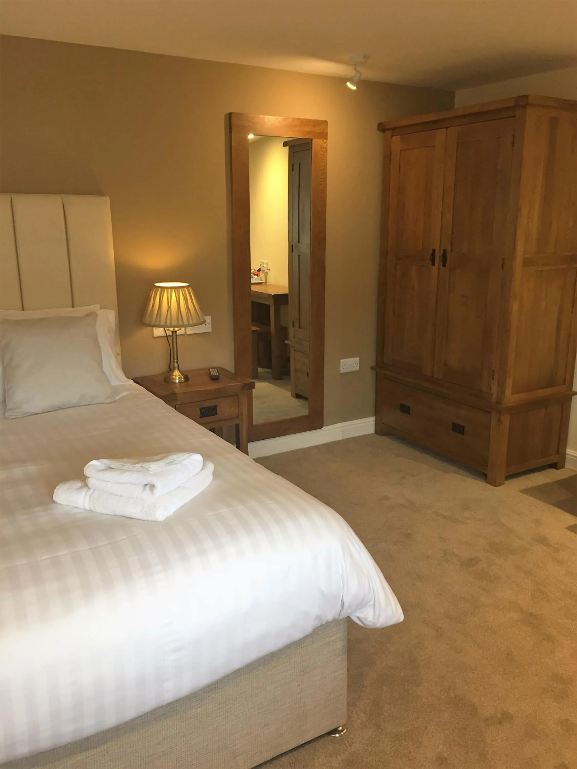 Standard King Room in The Woodman Inn