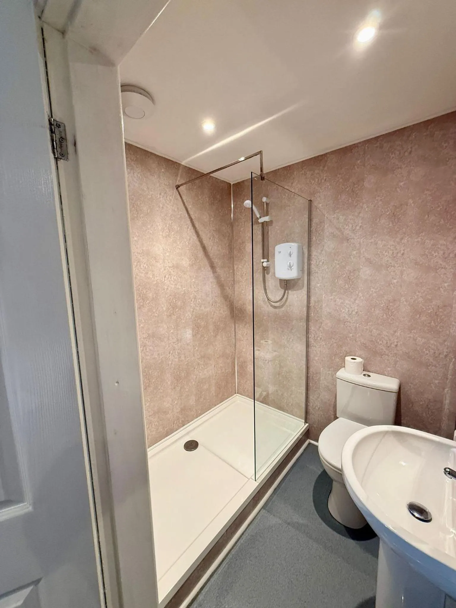 Toilet in The Woodman Inn