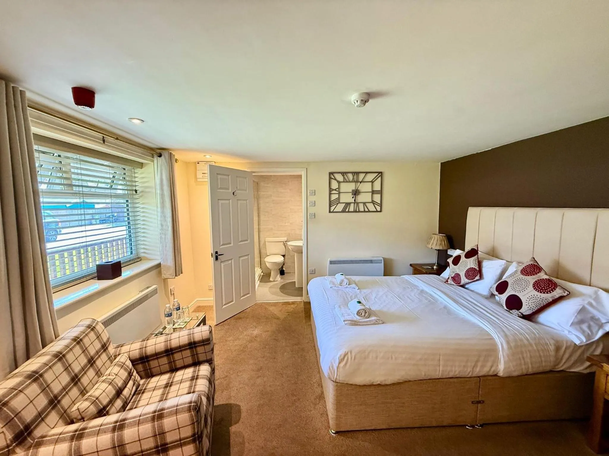 Photo of the whole room, Bed in The Woodman Inn