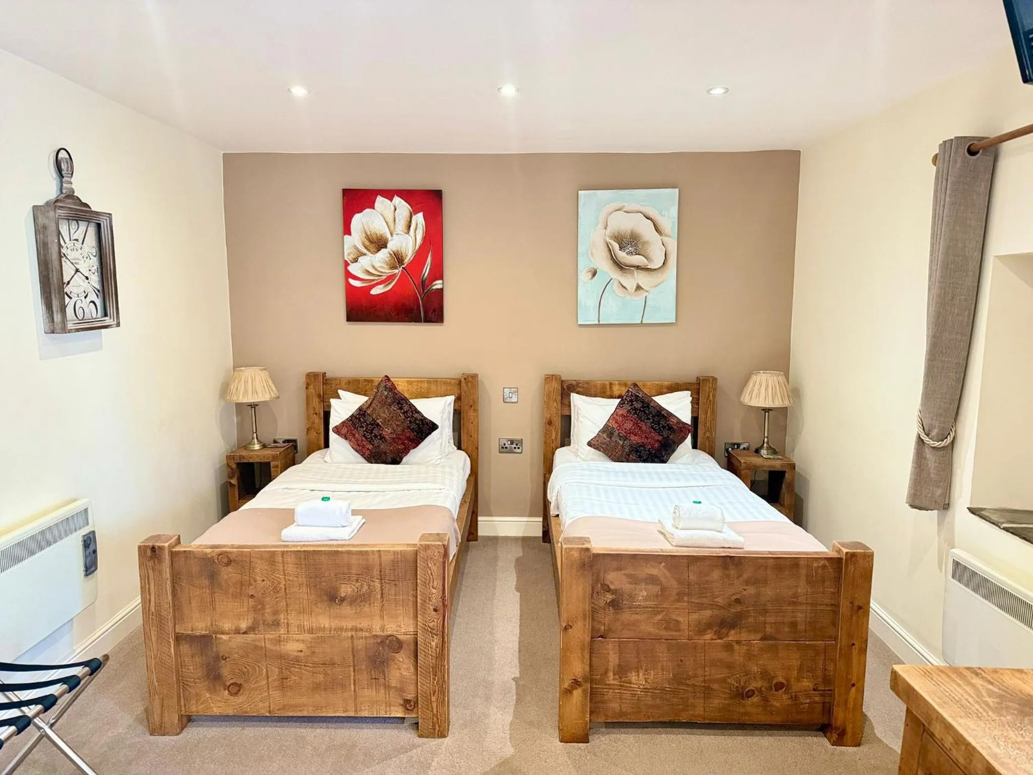 Bedroom, Bed in The Woodman Inn