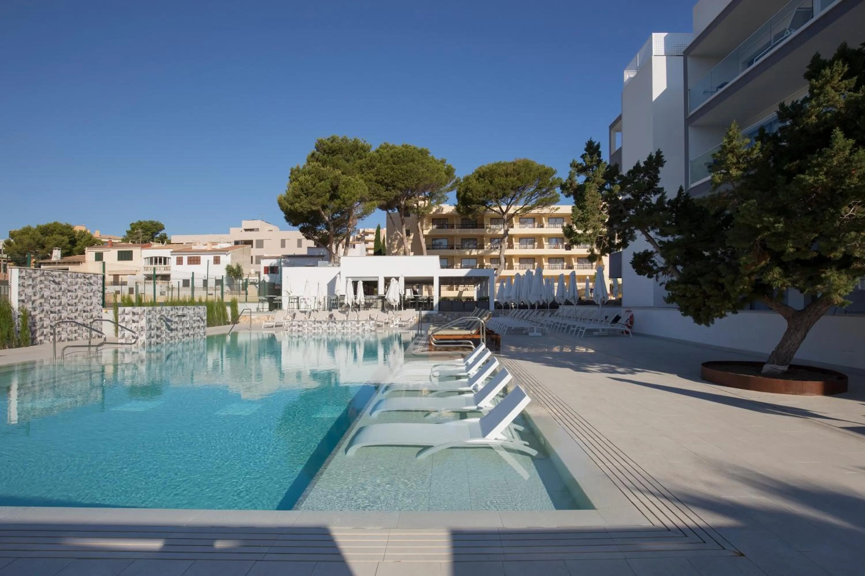 Swimming pool in Hotel Bella Playa & Spa