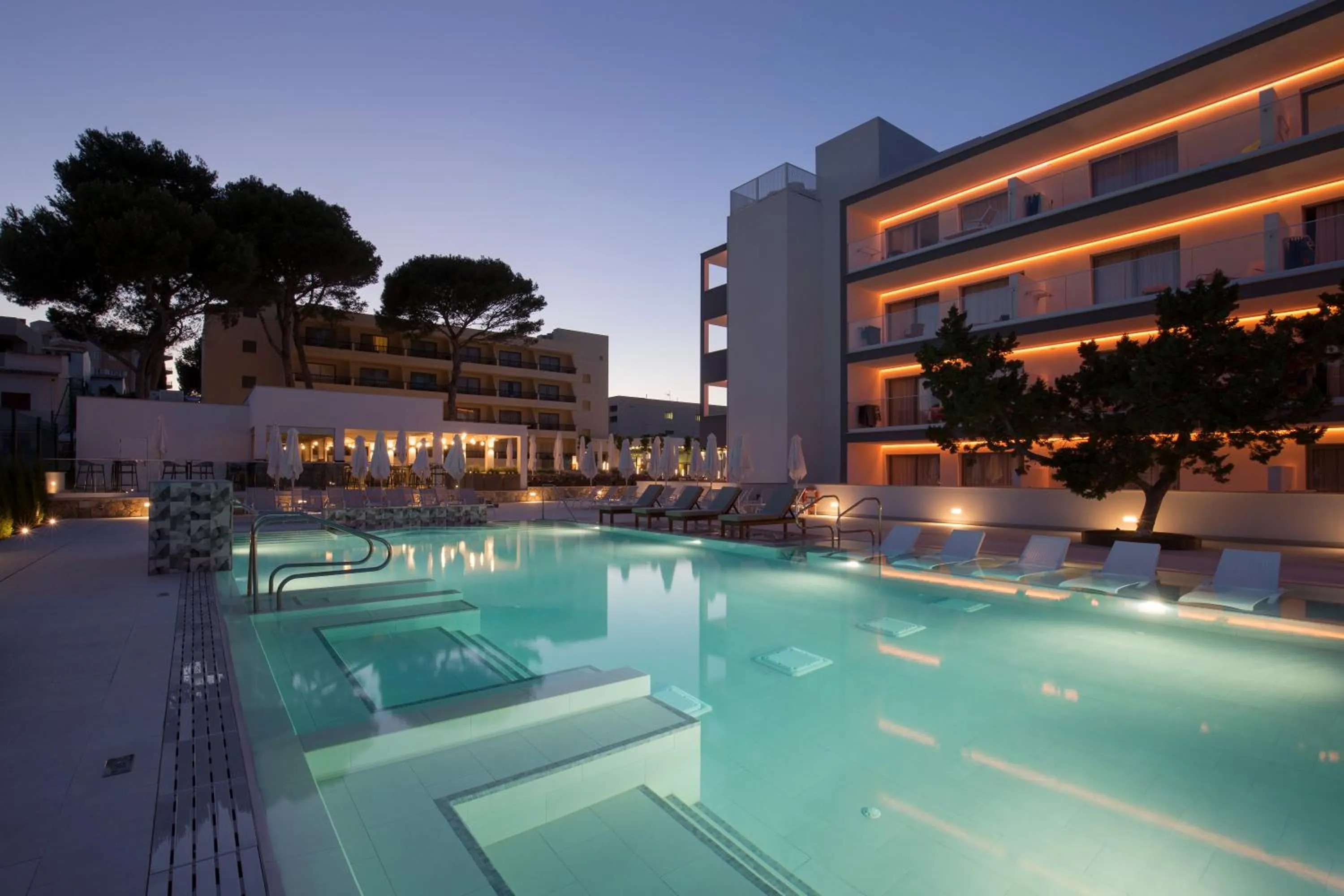 Swimming pool in Hotel Bella Playa & Spa