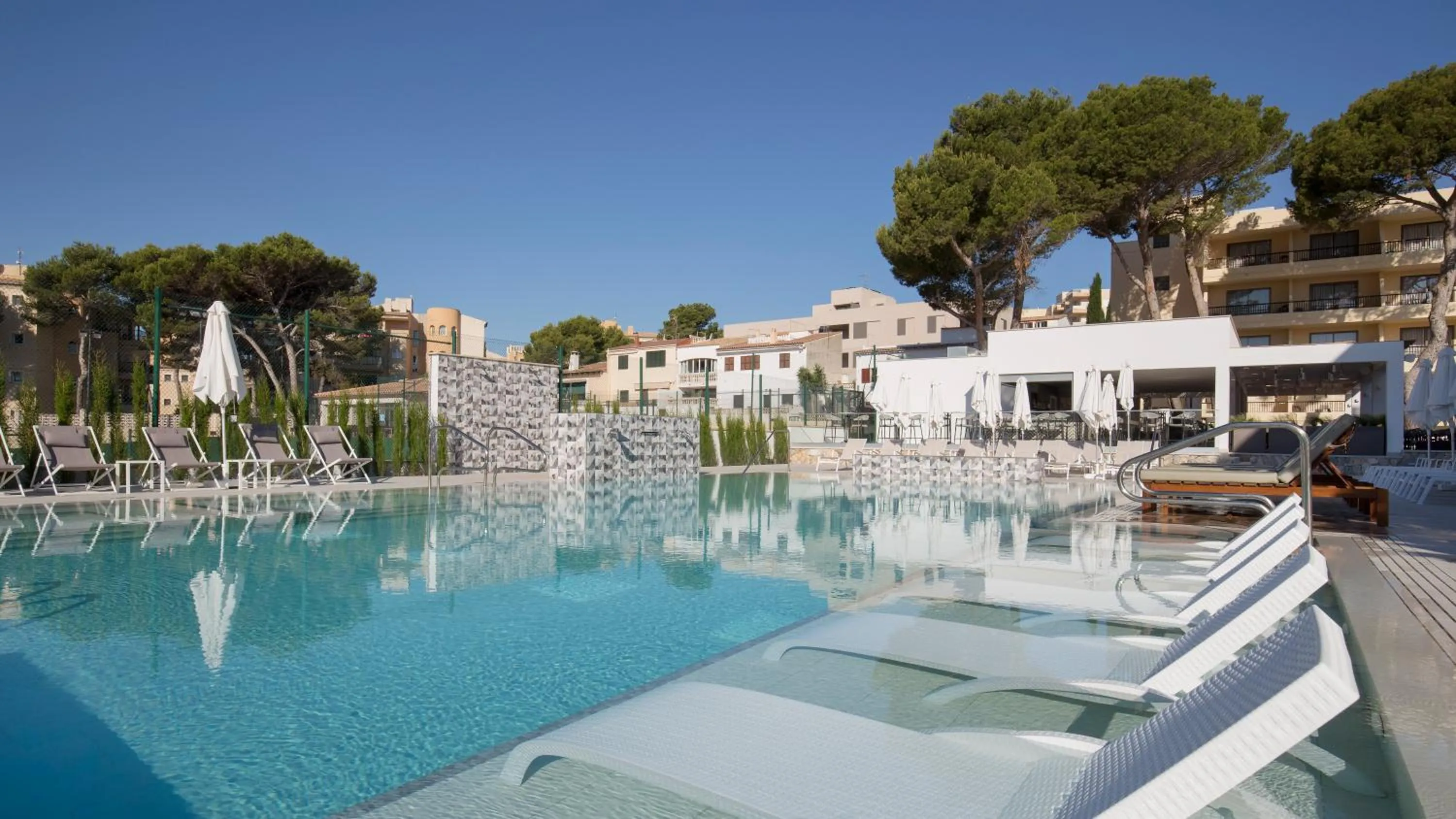 Swimming pool in Hotel Bella Playa & Spa