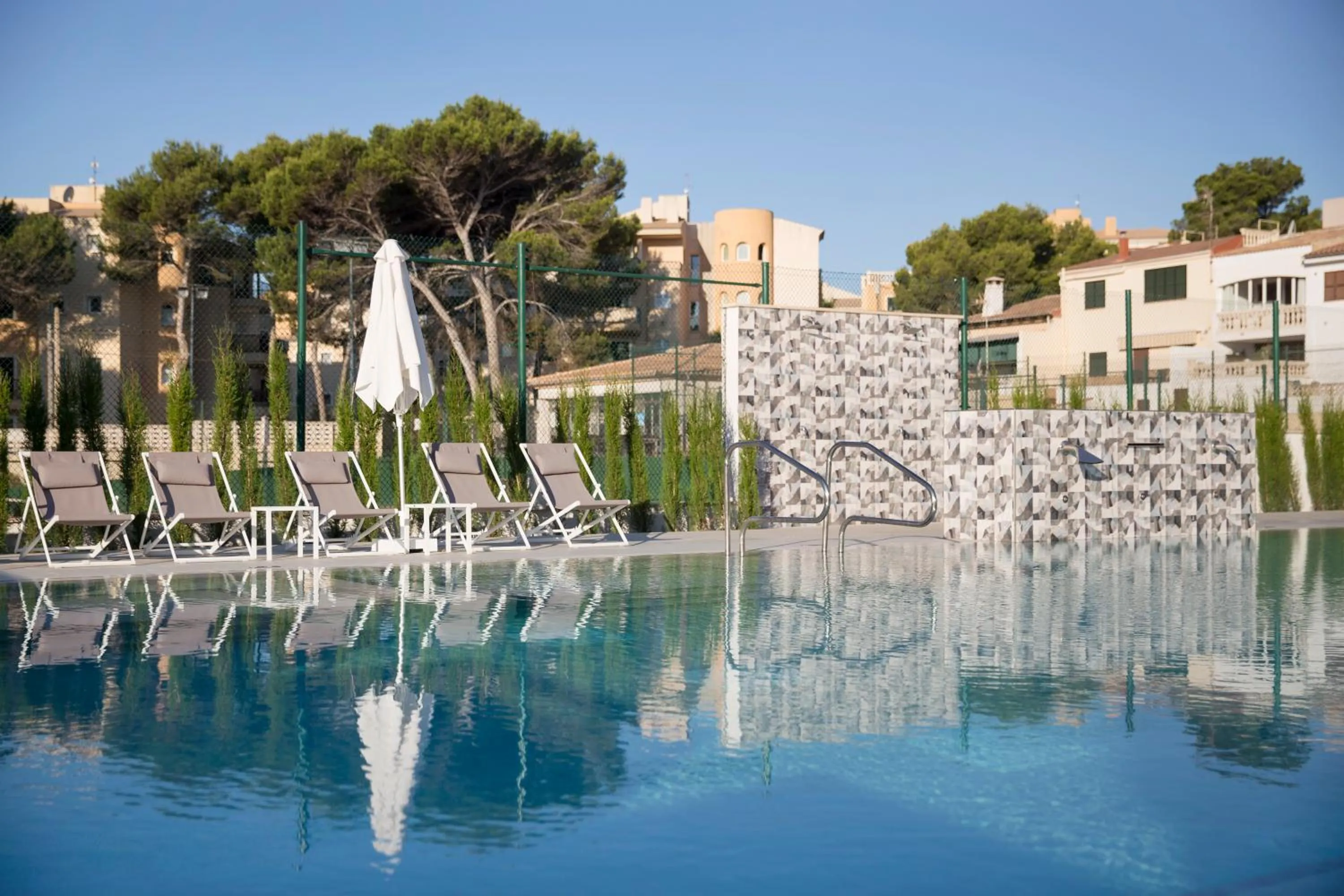 Swimming pool in Hotel Bella Playa & Spa