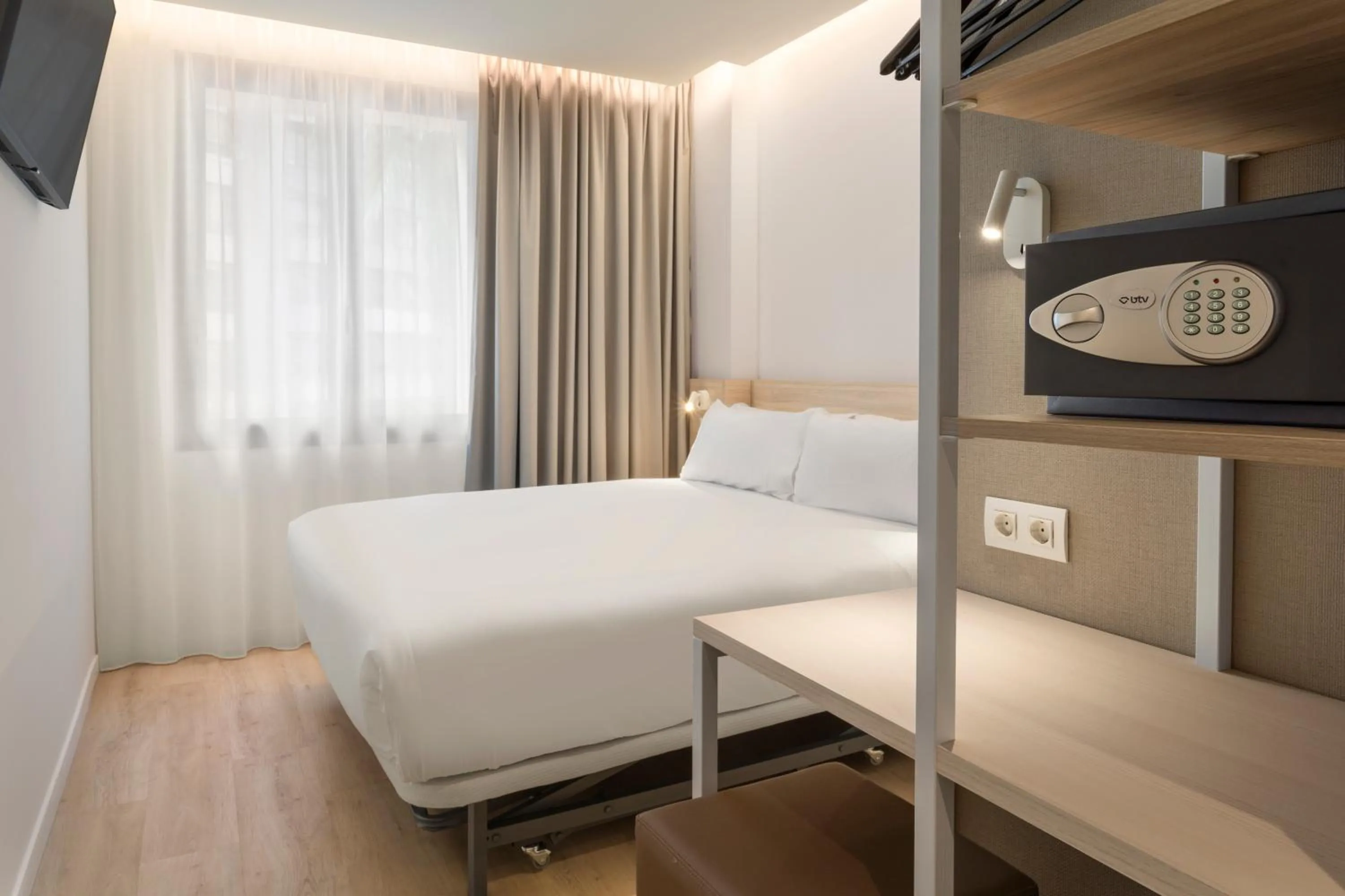 Bedroom, Bed in B&B HOTEL Alicante Centro