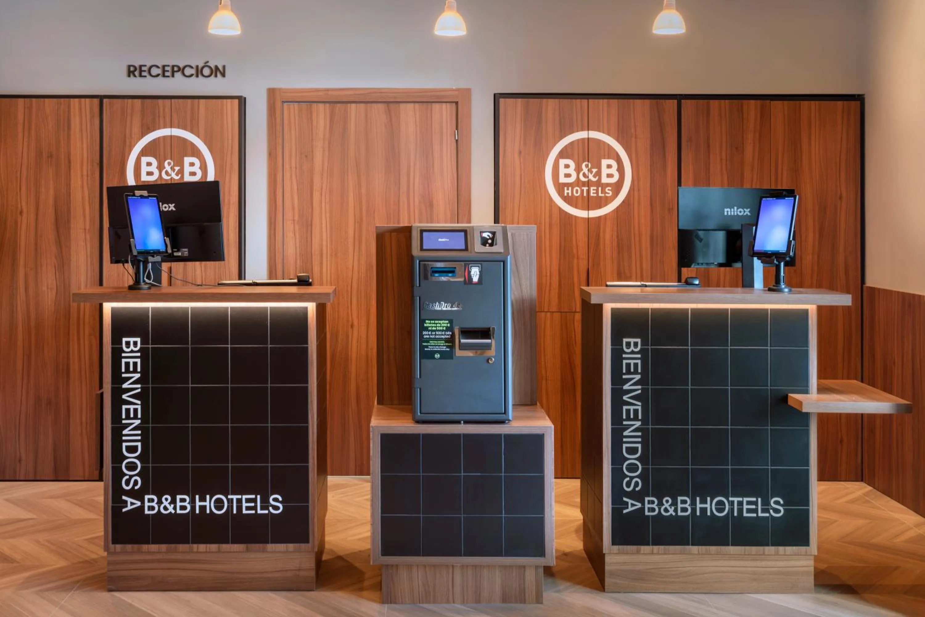 Lobby or reception in B&B HOTEL Alicante Centro