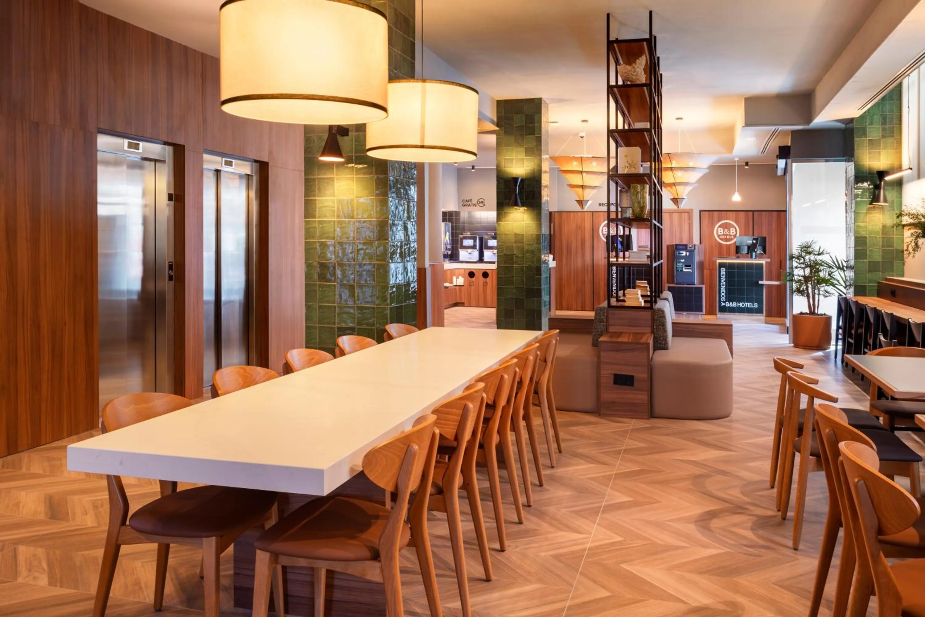 Seating area in B&B HOTEL Alicante Centro