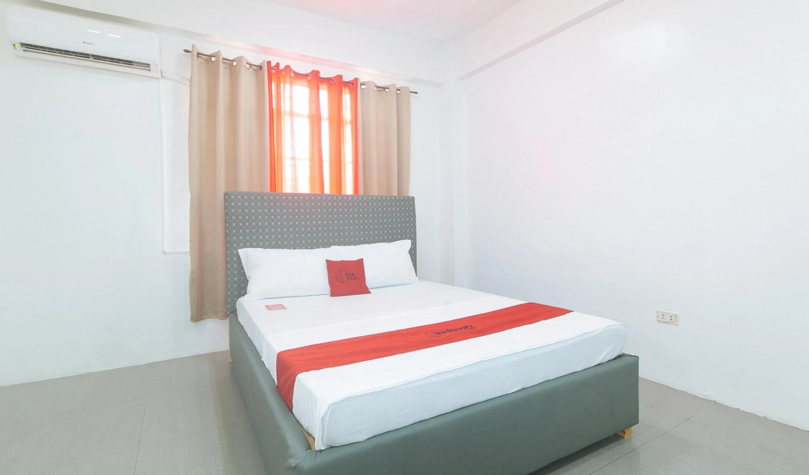 Photo of the whole room, Bed in RedDoorz at Najar Residences near NAIA Terminal