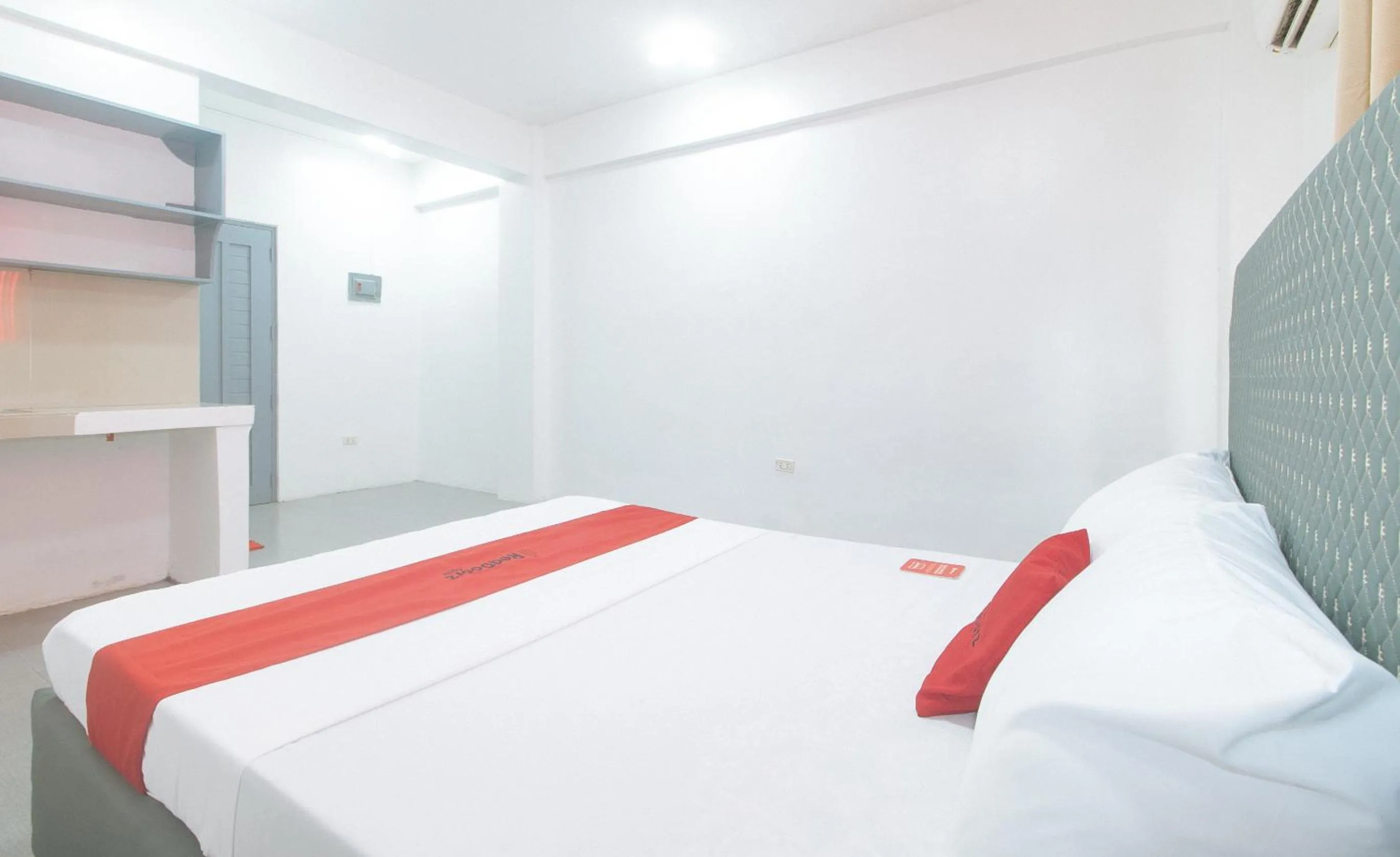 Photo of the whole room, Bed in RedDoorz at Najar Residences near NAIA Terminal