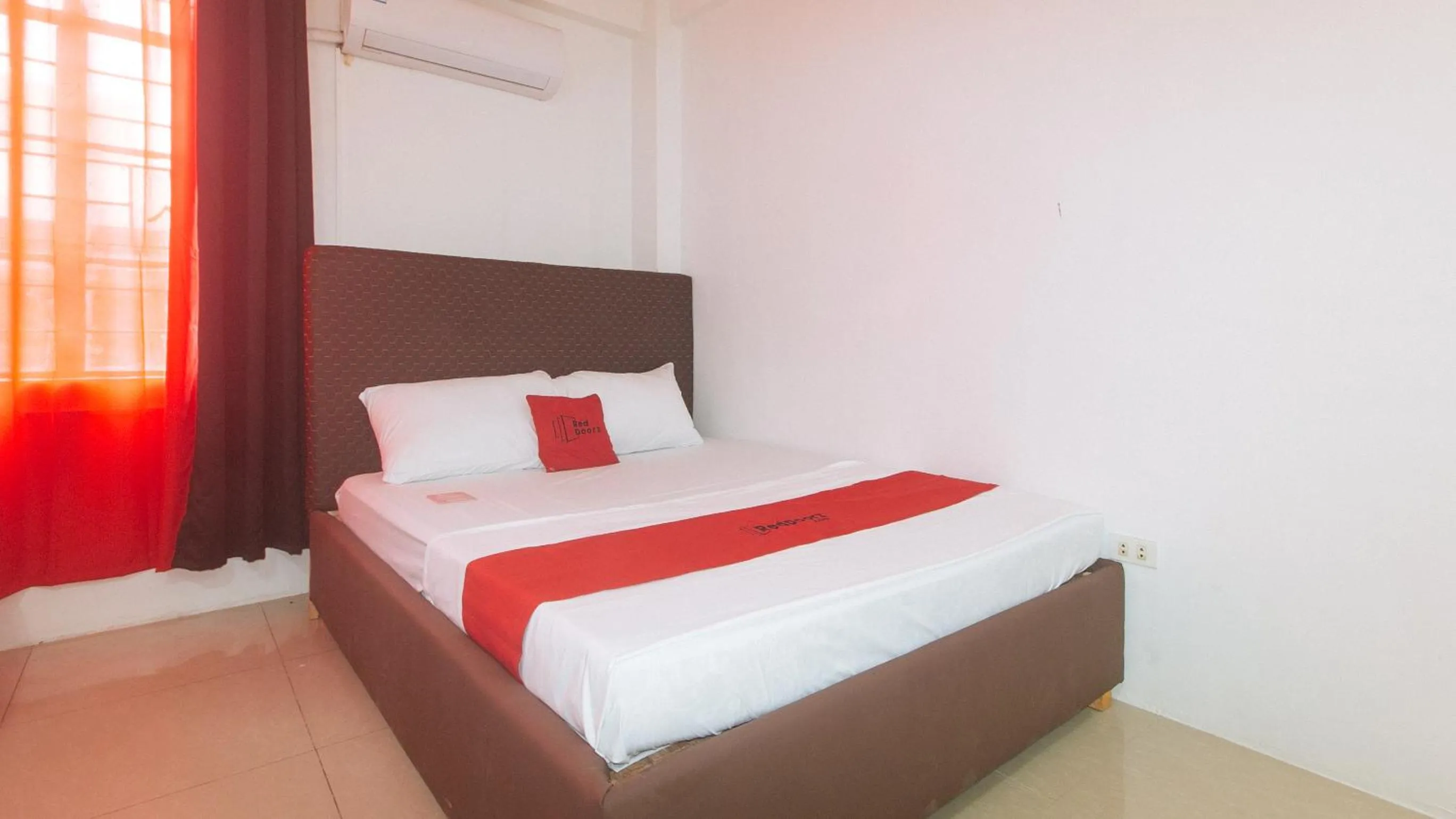 Bedroom, Bed in RedDoorz at Najar Residences near NAIA Terminal