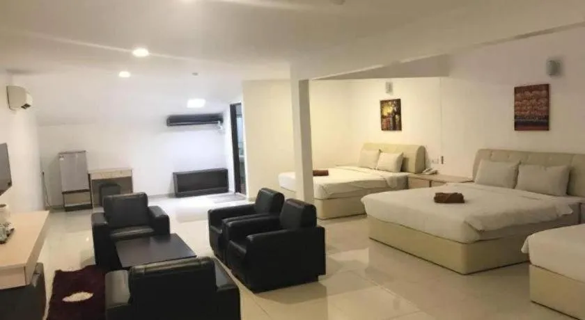 Peach Hill Hotel & Cafe