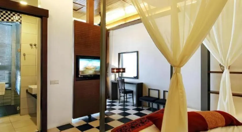 Bed in Courtyard at Heeren Boutique Hotel