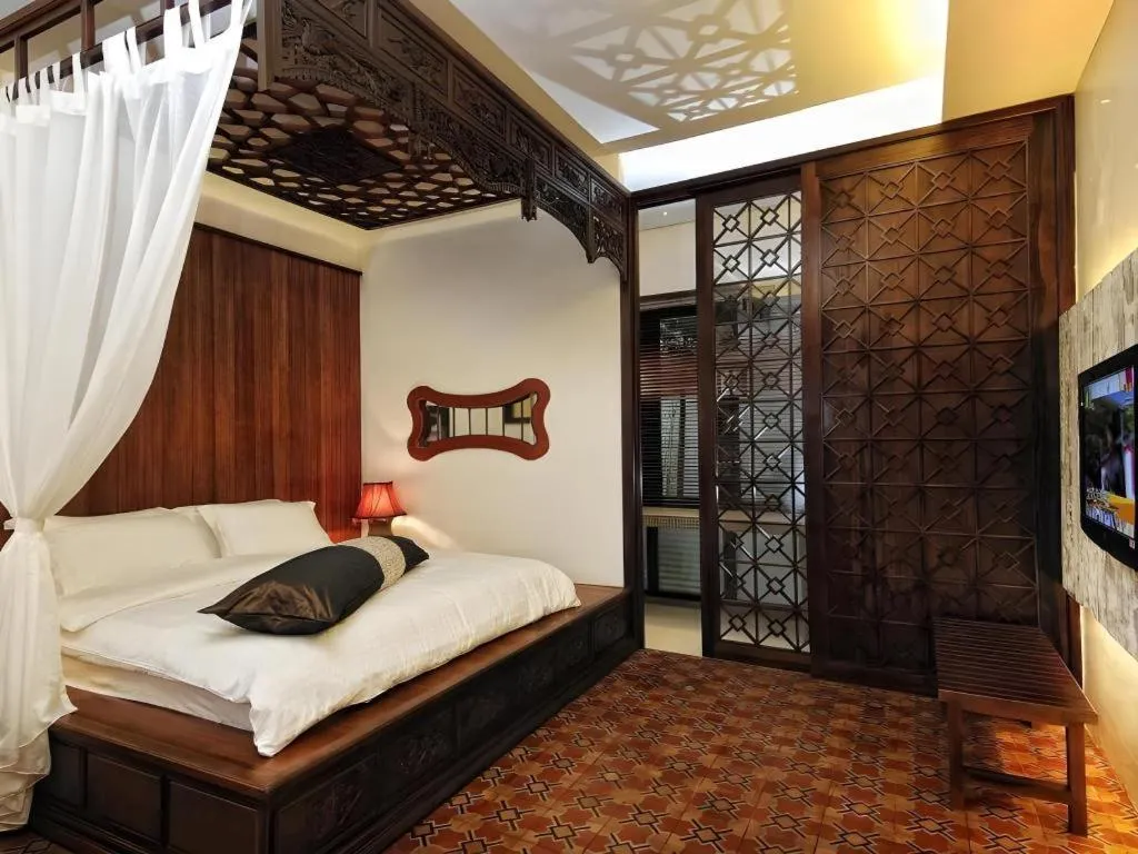 Bed in Courtyard at Heeren Boutique Hotel