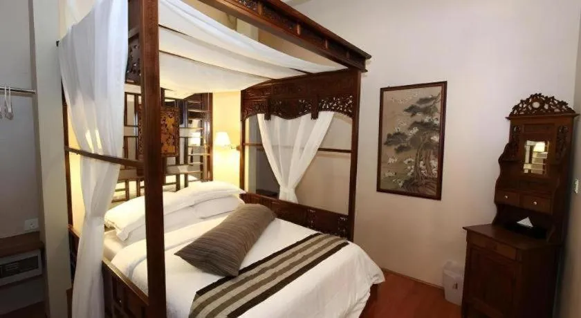 Bed in Courtyard at Heeren Boutique Hotel