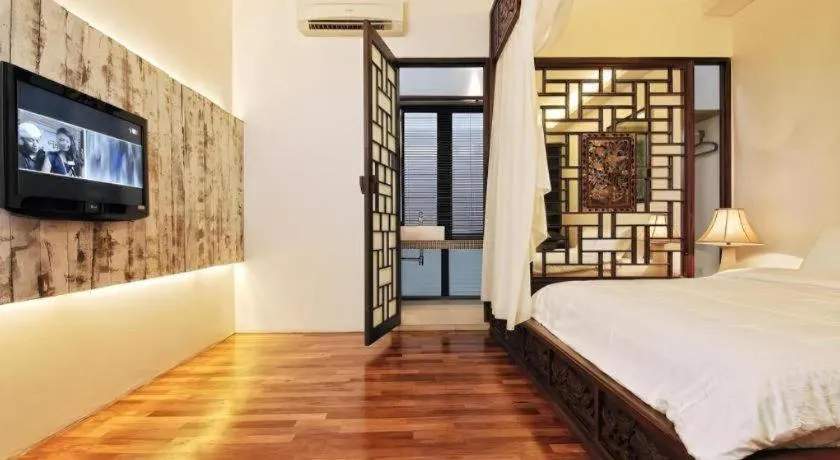 Bed in Courtyard at Heeren Boutique Hotel