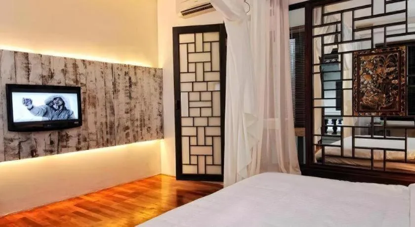 Bed in Courtyard at Heeren Boutique Hotel