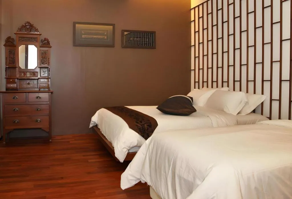 Bed in Courtyard at Heeren Boutique Hotel