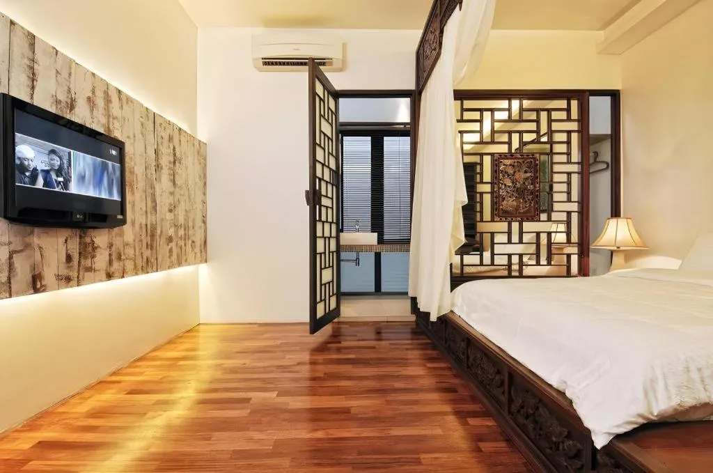 Bed in Courtyard at Heeren Boutique Hotel