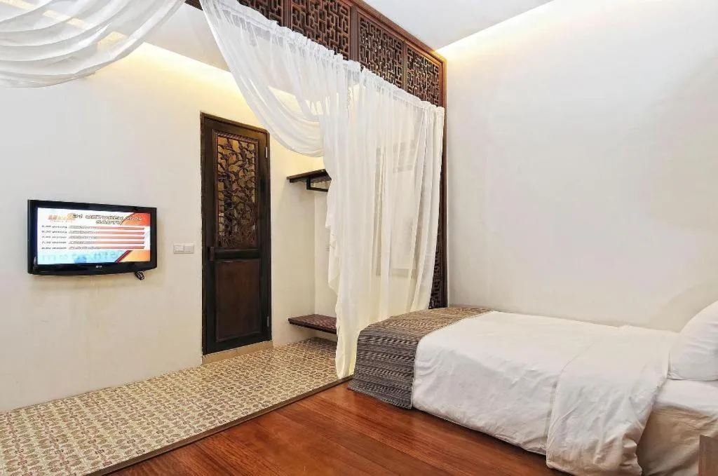 Bed in Courtyard at Heeren Boutique Hotel