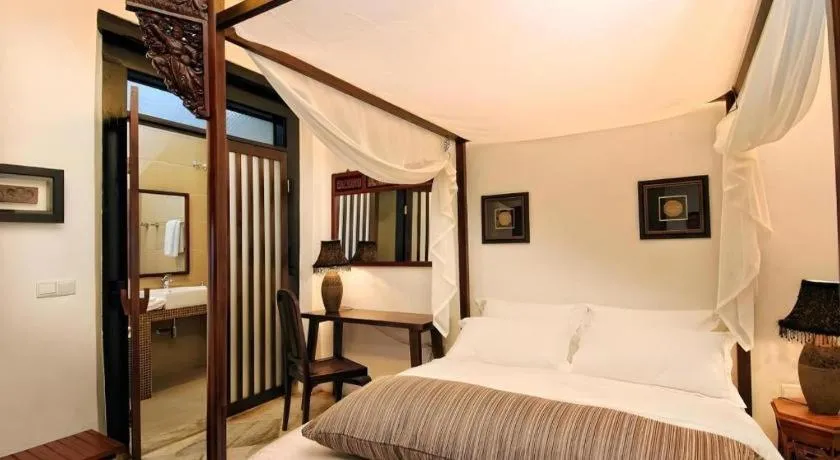 Bed in Courtyard at Heeren Boutique Hotel