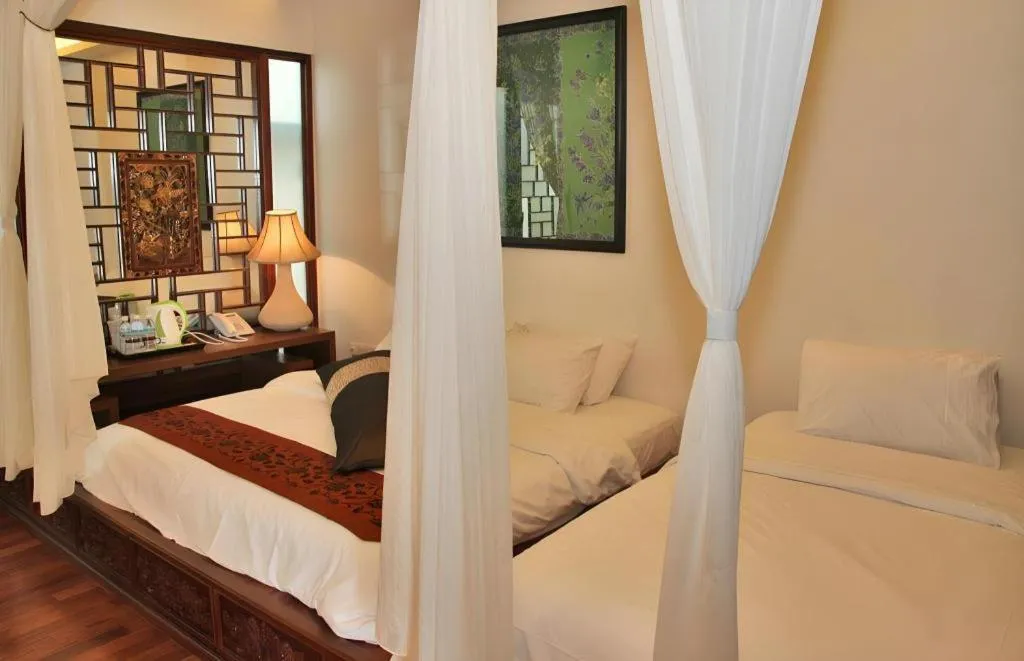 Bed in Courtyard at Heeren Boutique Hotel