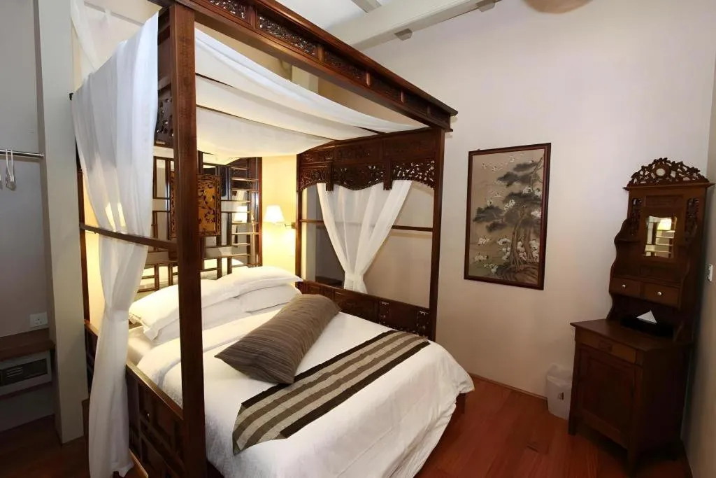 Bed in Courtyard at Heeren Boutique Hotel