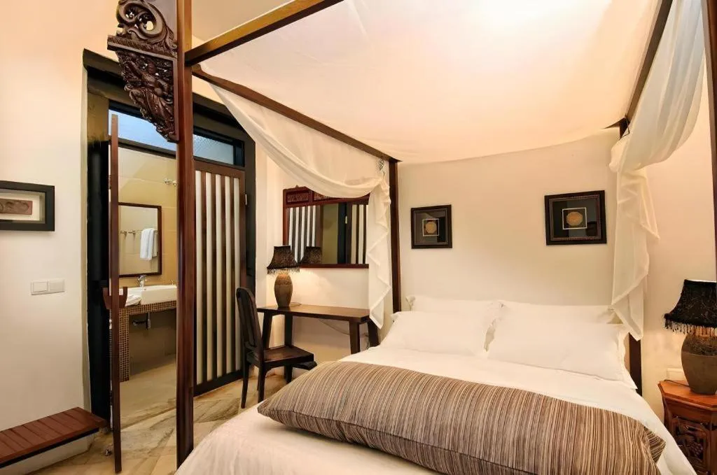 Bed in Courtyard at Heeren Boutique Hotel