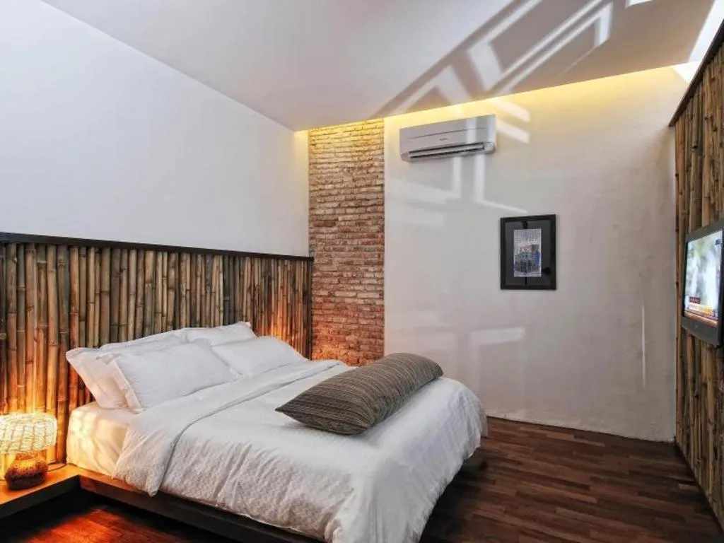 Bed in Courtyard at Heeren Boutique Hotel