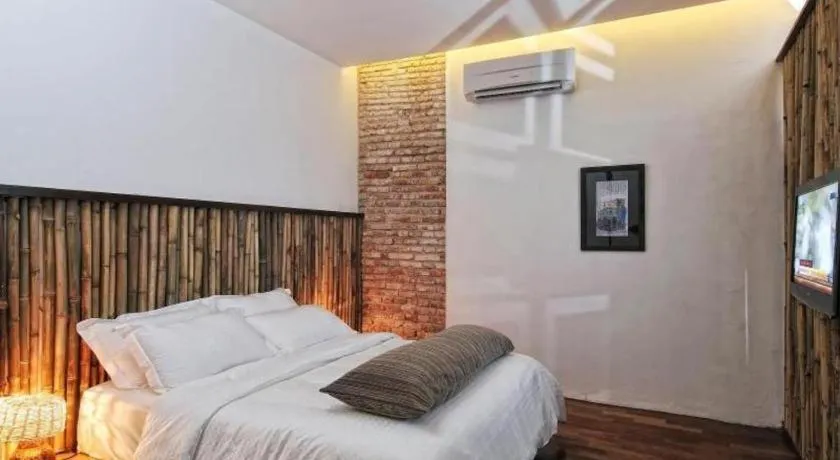 Bed in Courtyard at Heeren Boutique Hotel