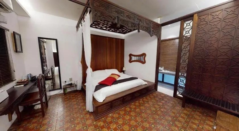 Bed in Courtyard at Heeren Boutique Hotel