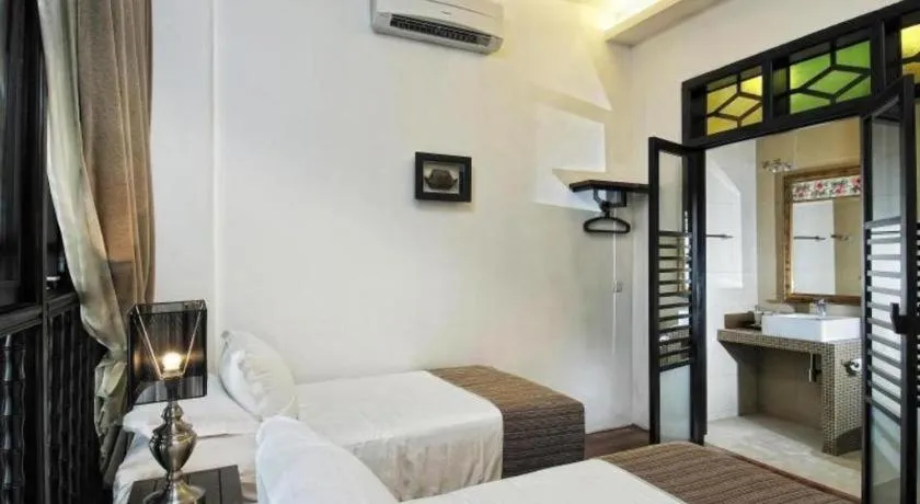 Bed in Courtyard at Heeren Boutique Hotel