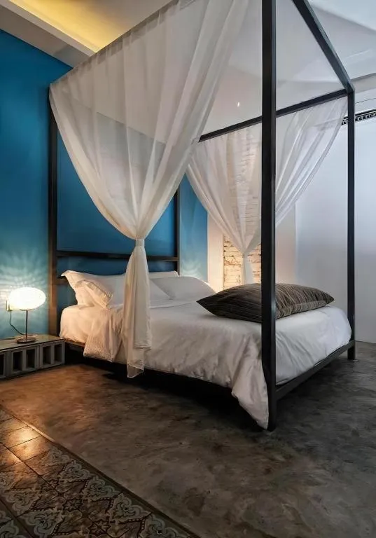 Bed in Courtyard at Heeren Boutique Hotel