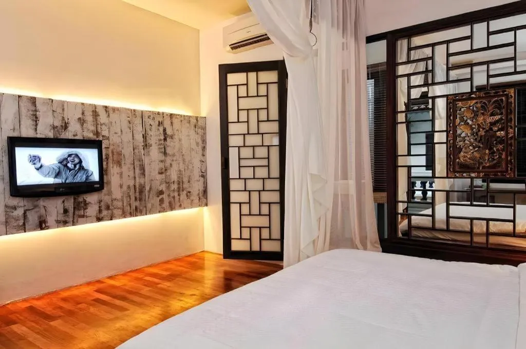 Bed in Courtyard at Heeren Boutique Hotel