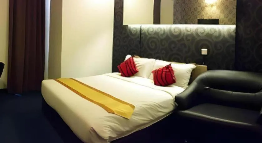 Bed in Paragon City Hotel