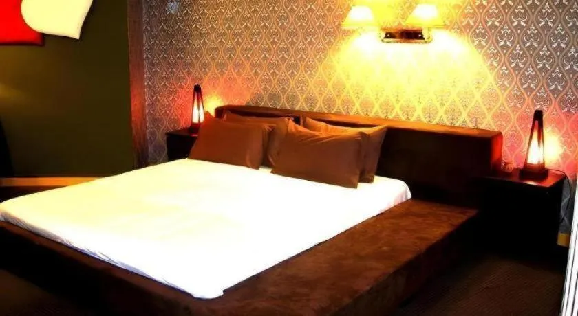 Bed in Paragon City Hotel