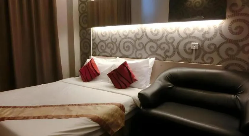 Bed in Paragon City Hotel