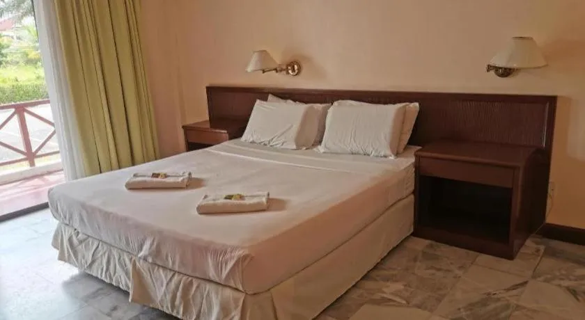 Bed in OYO 89972 Borneo Paradise Beach Hotel