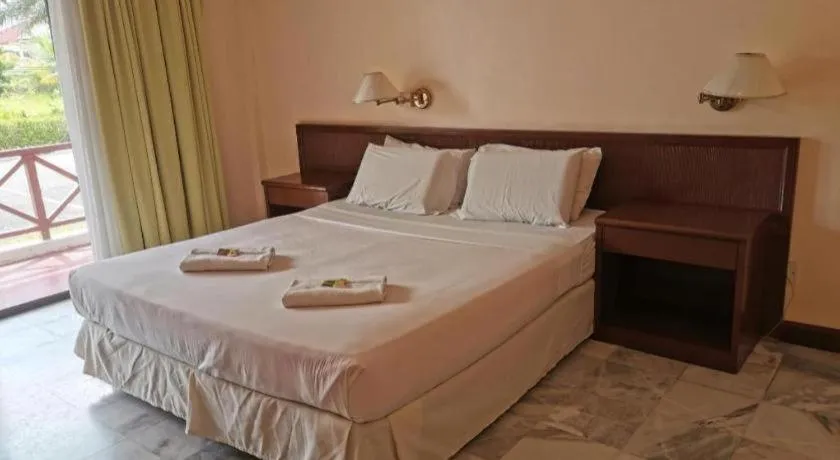 Bed in OYO 89972 Borneo Paradise Beach Hotel