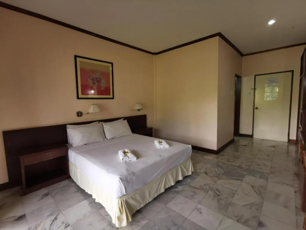 Bed in OYO 89972 Borneo Paradise Beach Hotel