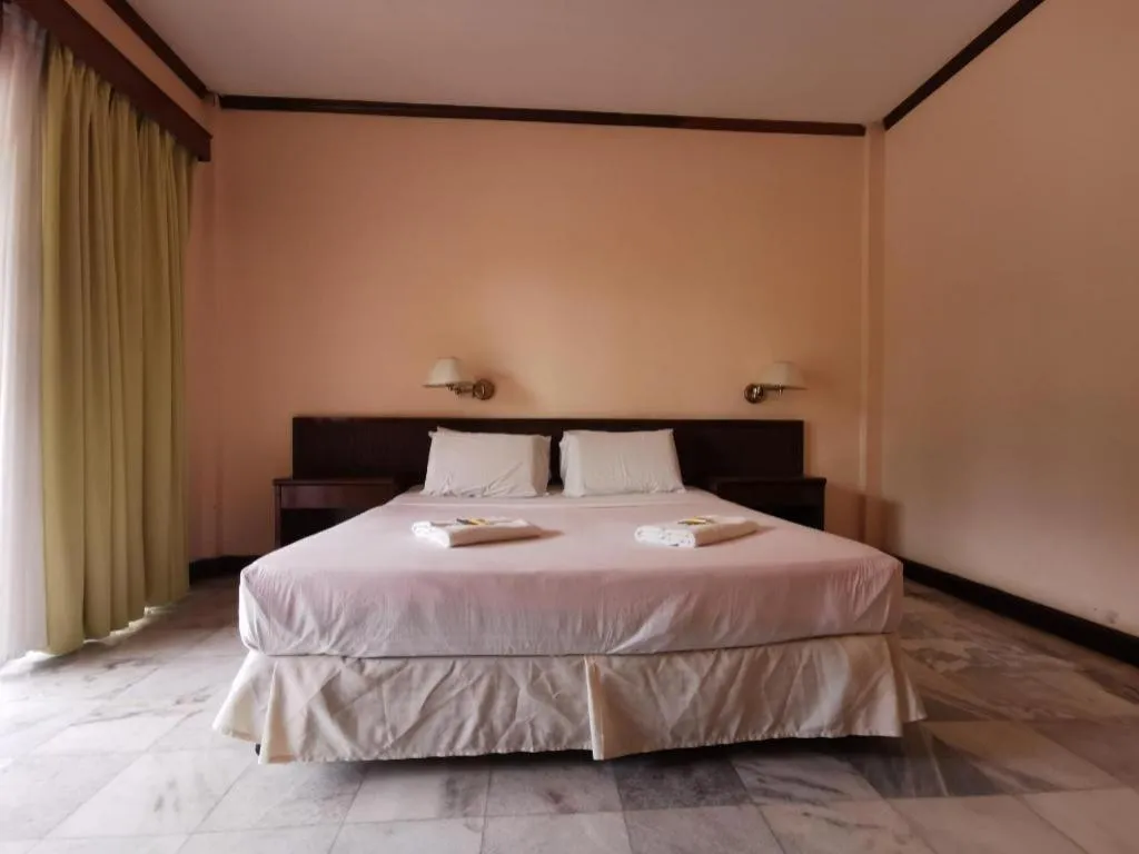 Bed in OYO 89972 Borneo Paradise Beach Hotel