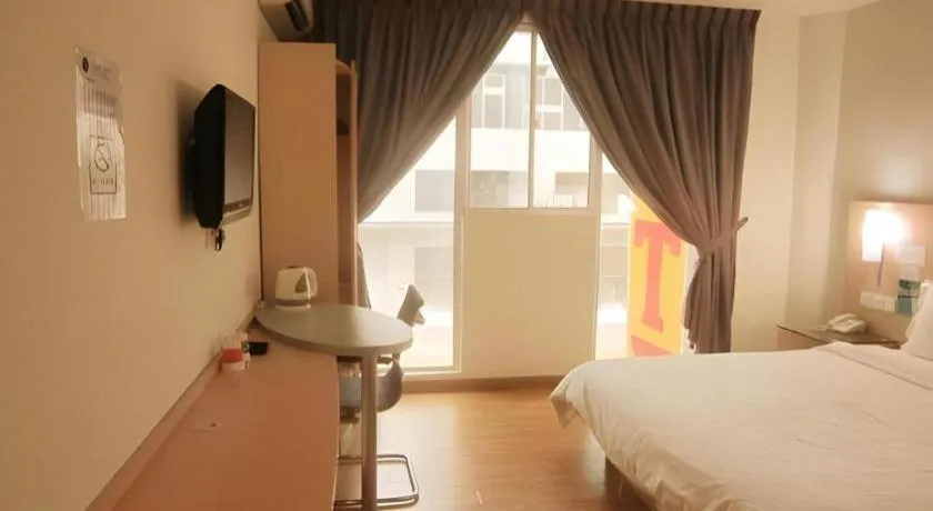 Bed in Hotel City Comfort Inn