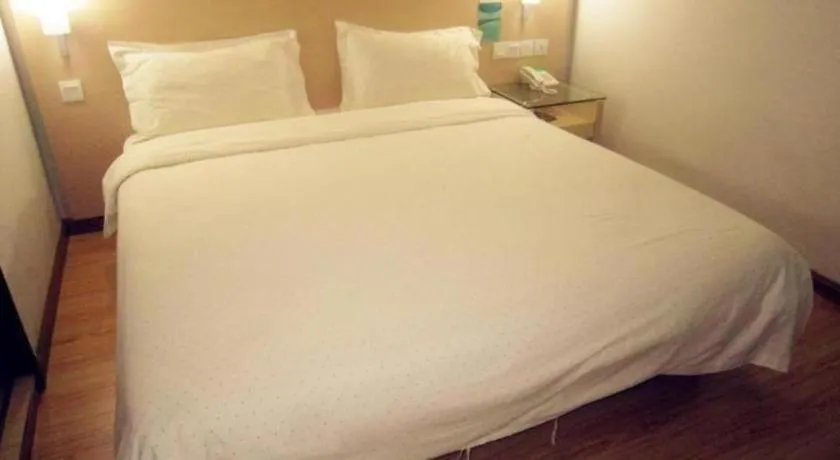 Bed in Hotel City Comfort Inn