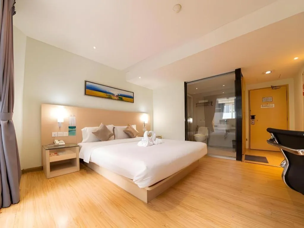 Bed in Hotel City Comfort Inn